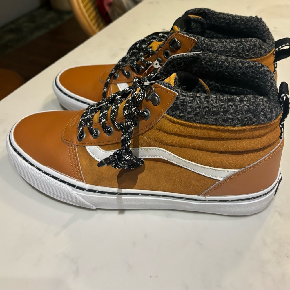 SK8-HI water resistant leather vans